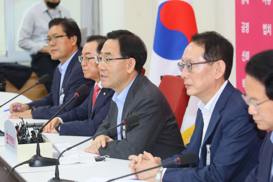 주호영 통합당 원내대표가 29일 국회에서 열린 부동산 대책 관련 긴급 기자간담회에서 발언하고 있다. 연합뉴스